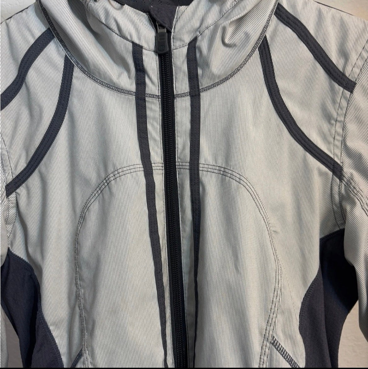 Lululemon RARE Down Time Jacket White and Grey Micro Stripe Charcoal Mesh Liner Sz 4
