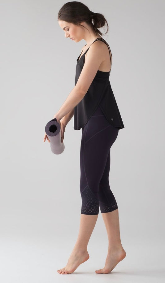 Lululemon Anew Crop (21") Black Grape Sz 6