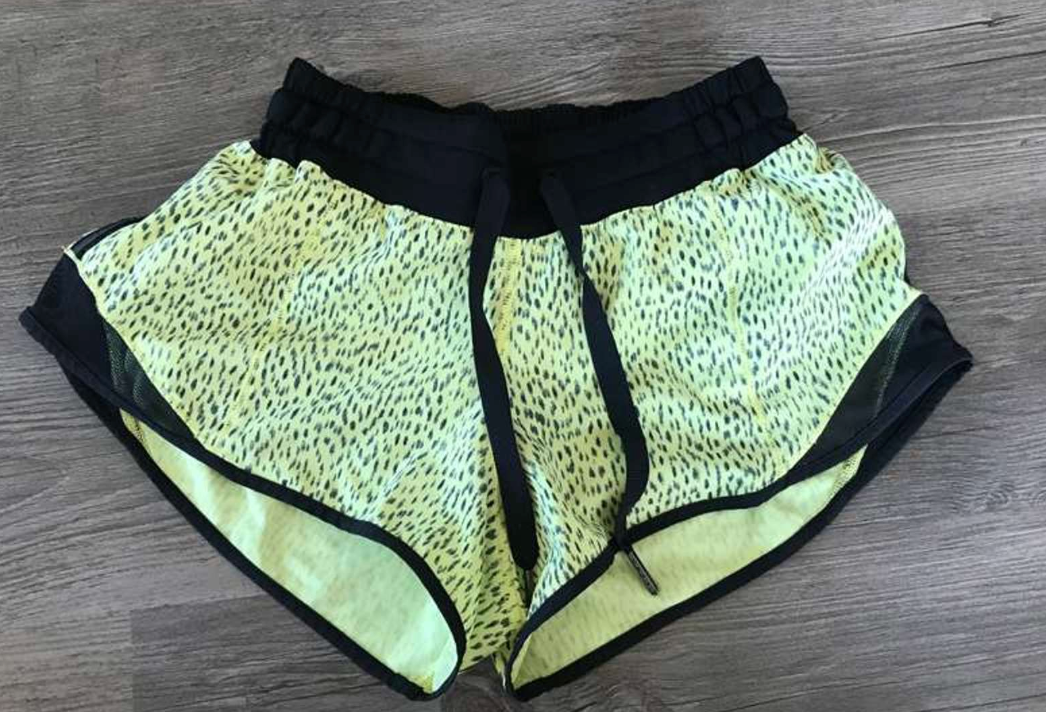 Lululemon Hotty Hot 2.5" Inseam Short Dottie Dash Clarity Yellow Black Sz 6