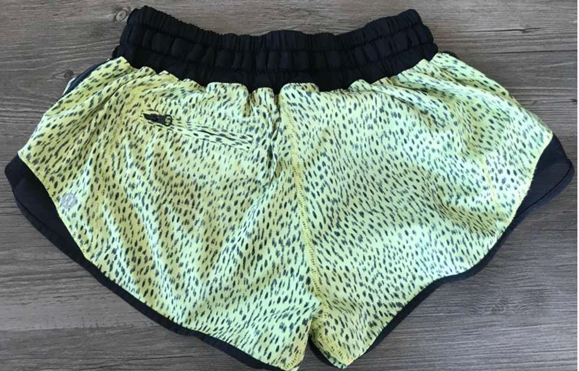 Lululemon Hotty Hot 2.5" Inseam Short Dottie Dash Clarity Yellow Black Sz 6