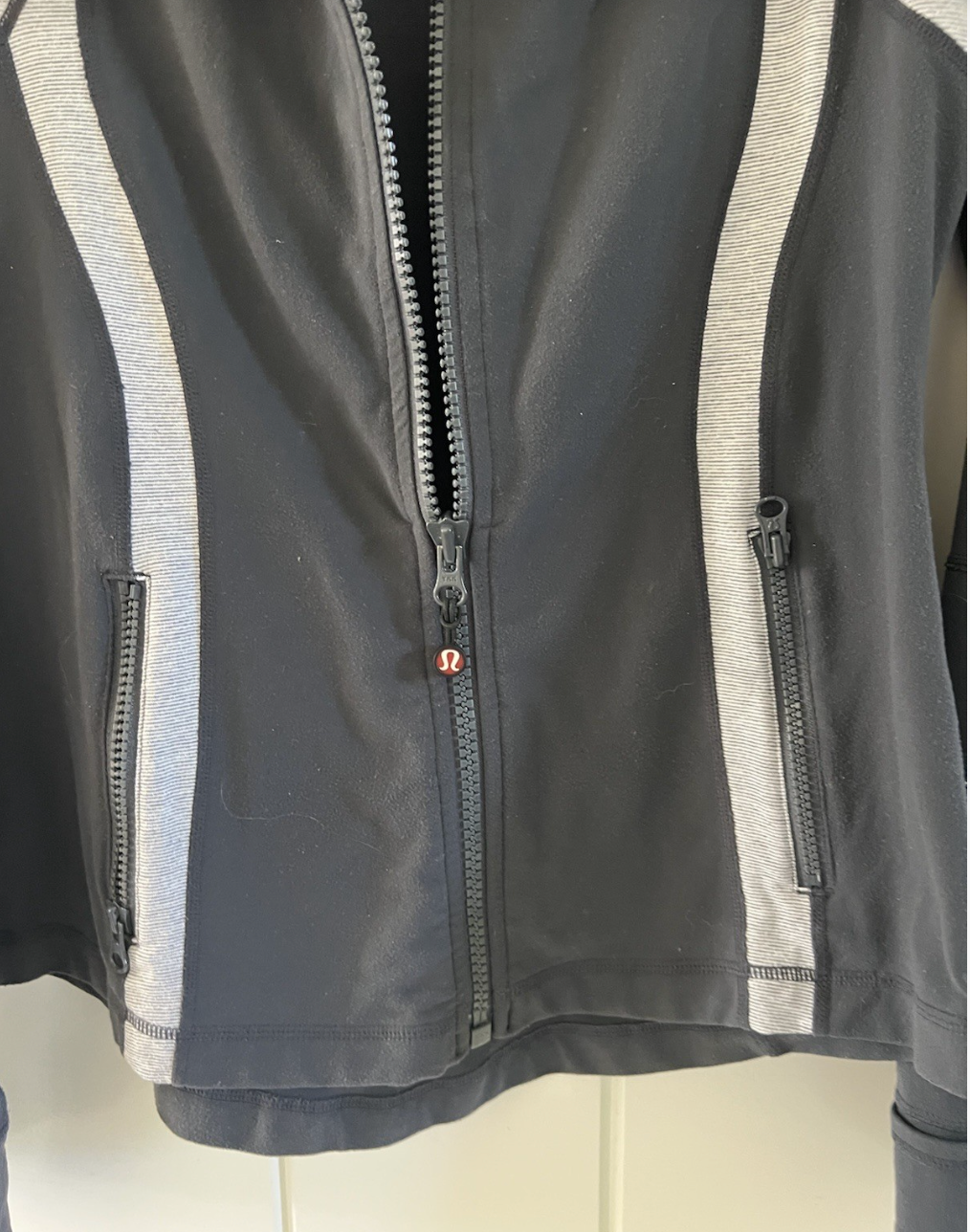 Lululemon Define Jacket W/Original Logo Hair Tie Zipper Pull Coal Grey/Heathered Coal Wee Stripe Sz 8